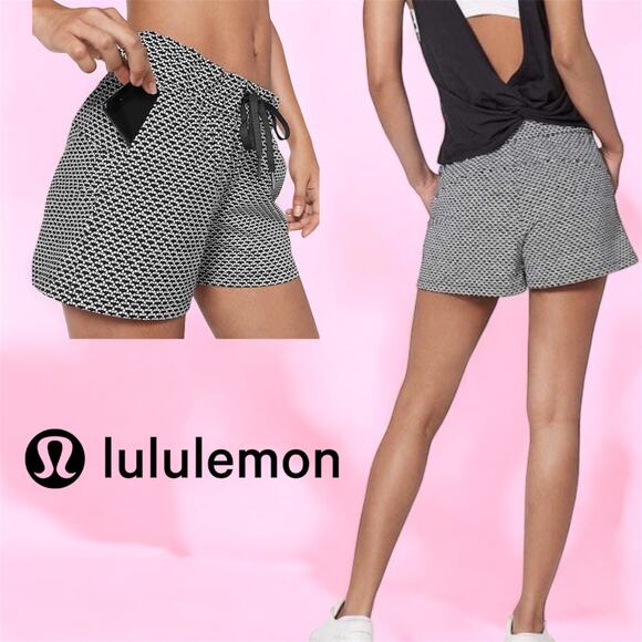 Lululemon On The Fly Short *2.5" Monochromic Black size 2 Athleisure Womens‎ - Picture 1 of 8